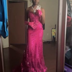 hey i’m selling my prom dress. It was worn 1 once, it’s a size small.